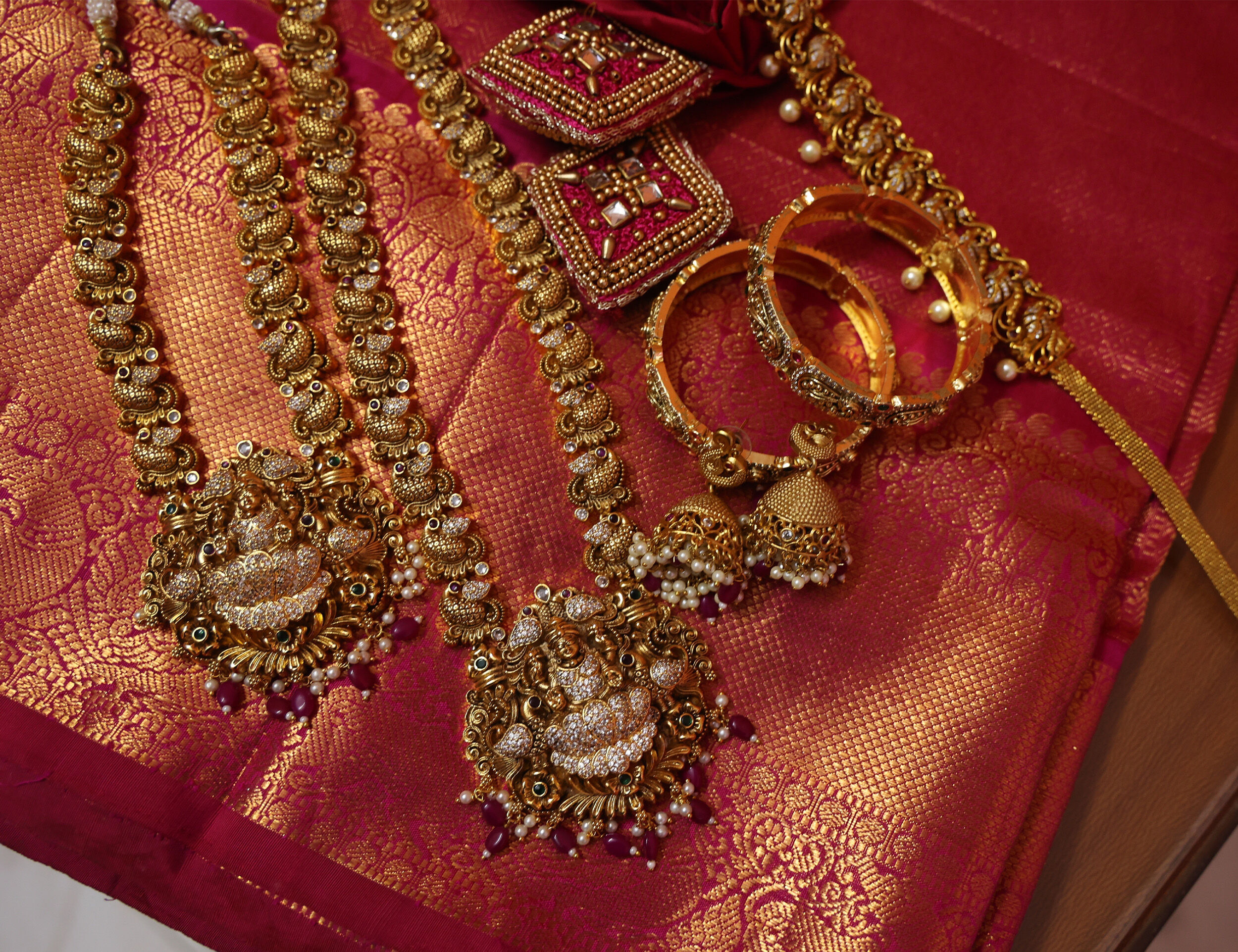 A gold jwellary set